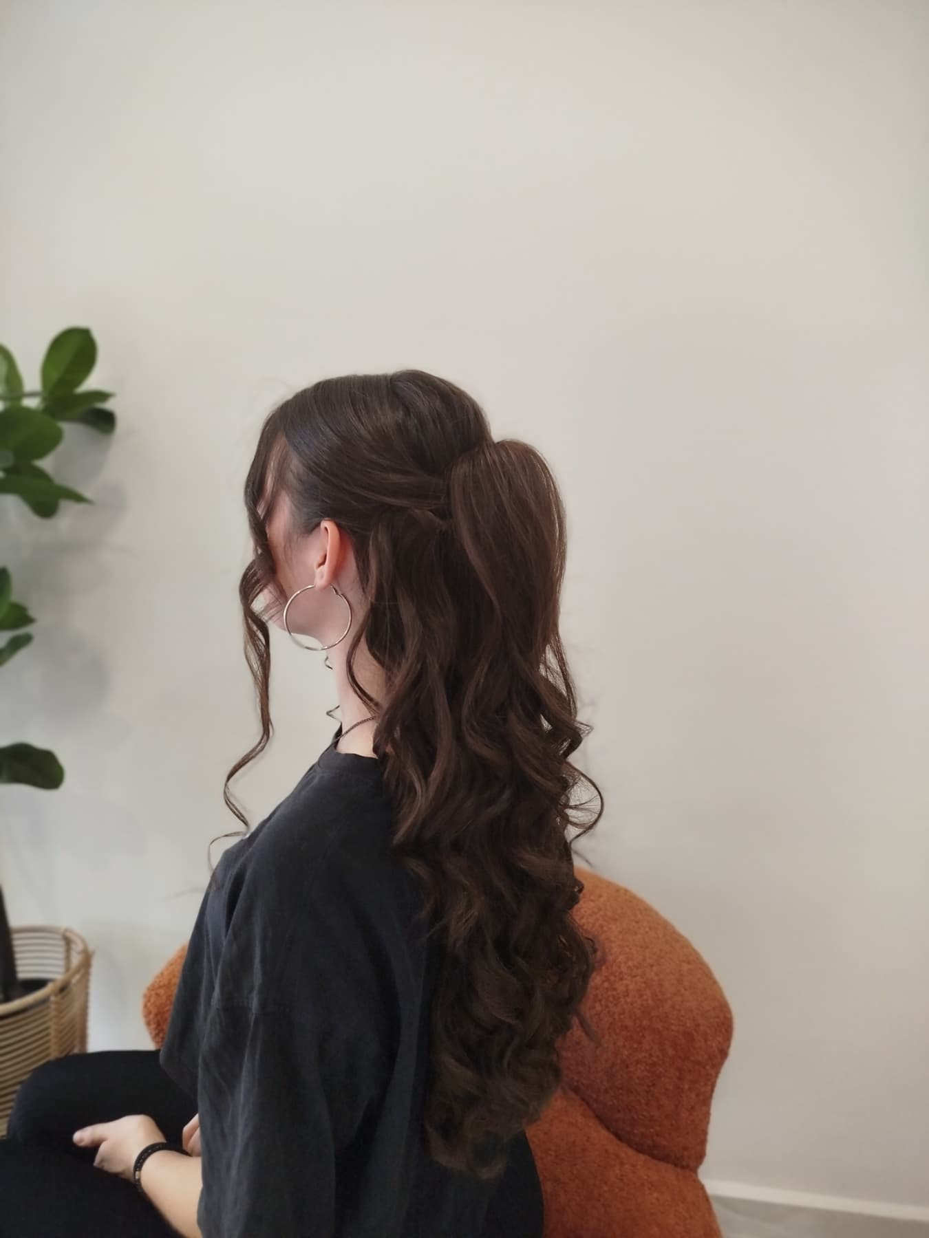 Svečana poluvezana frizura sa kovrdžama — Hair Salon Legend Obrenovac