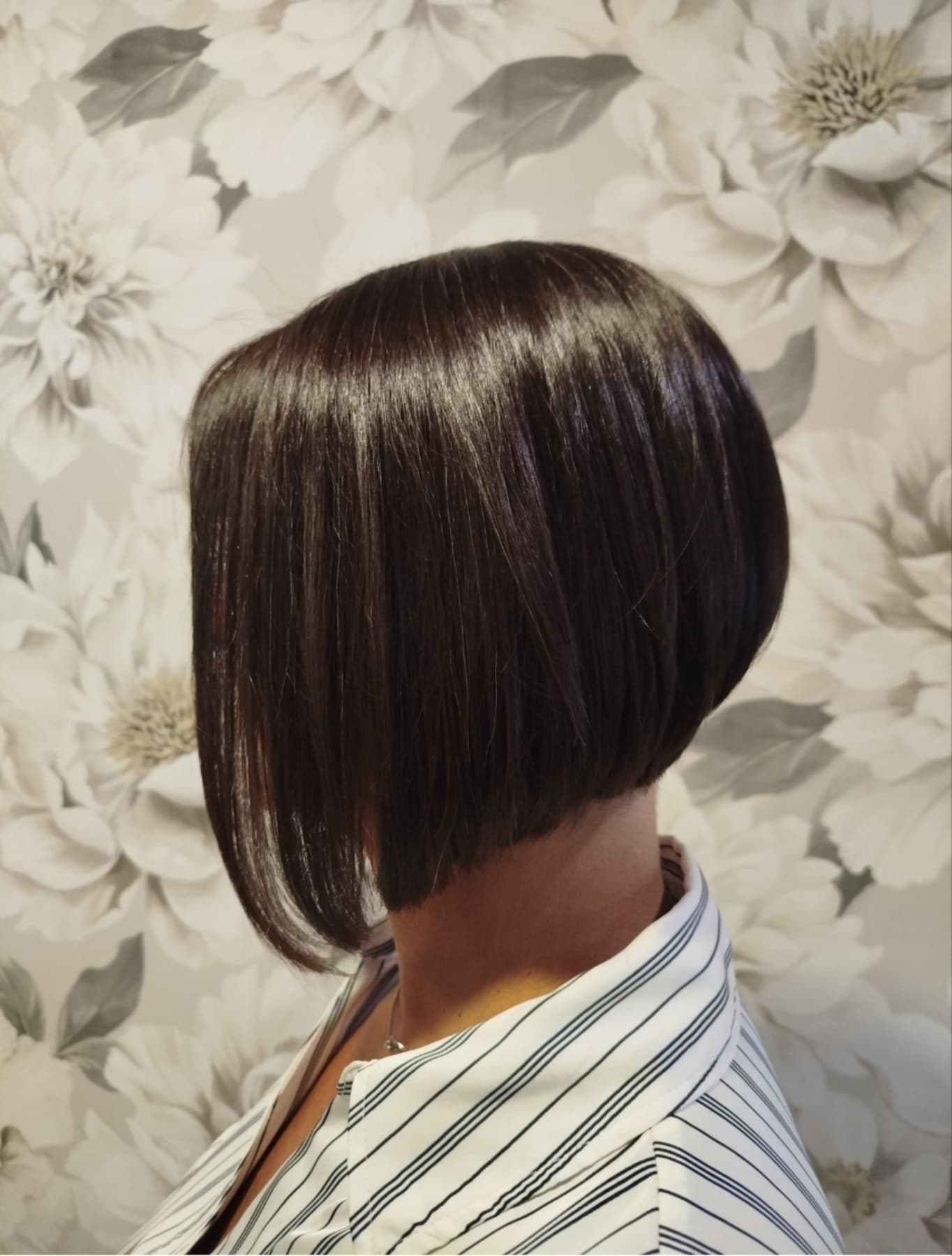 Kratka bob frizura sjajne kestenjaste boje — Hair Salon Legend Obrenovac