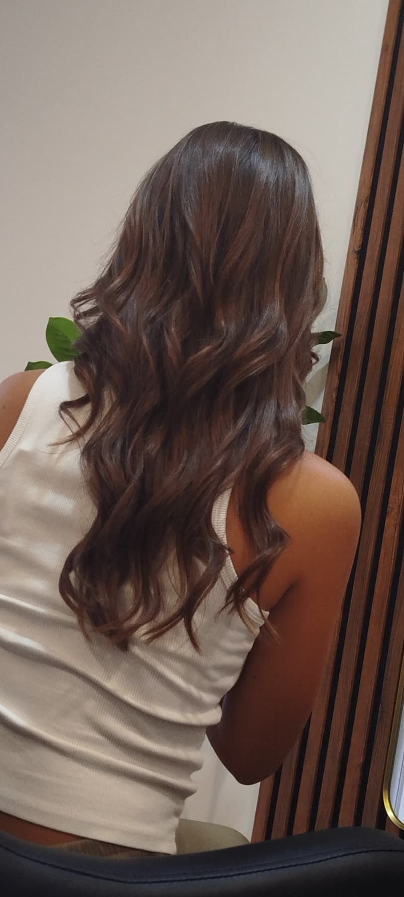 Meki talasi na dugoj smeđoj kosi — Hair Salon Legend Obrenovac