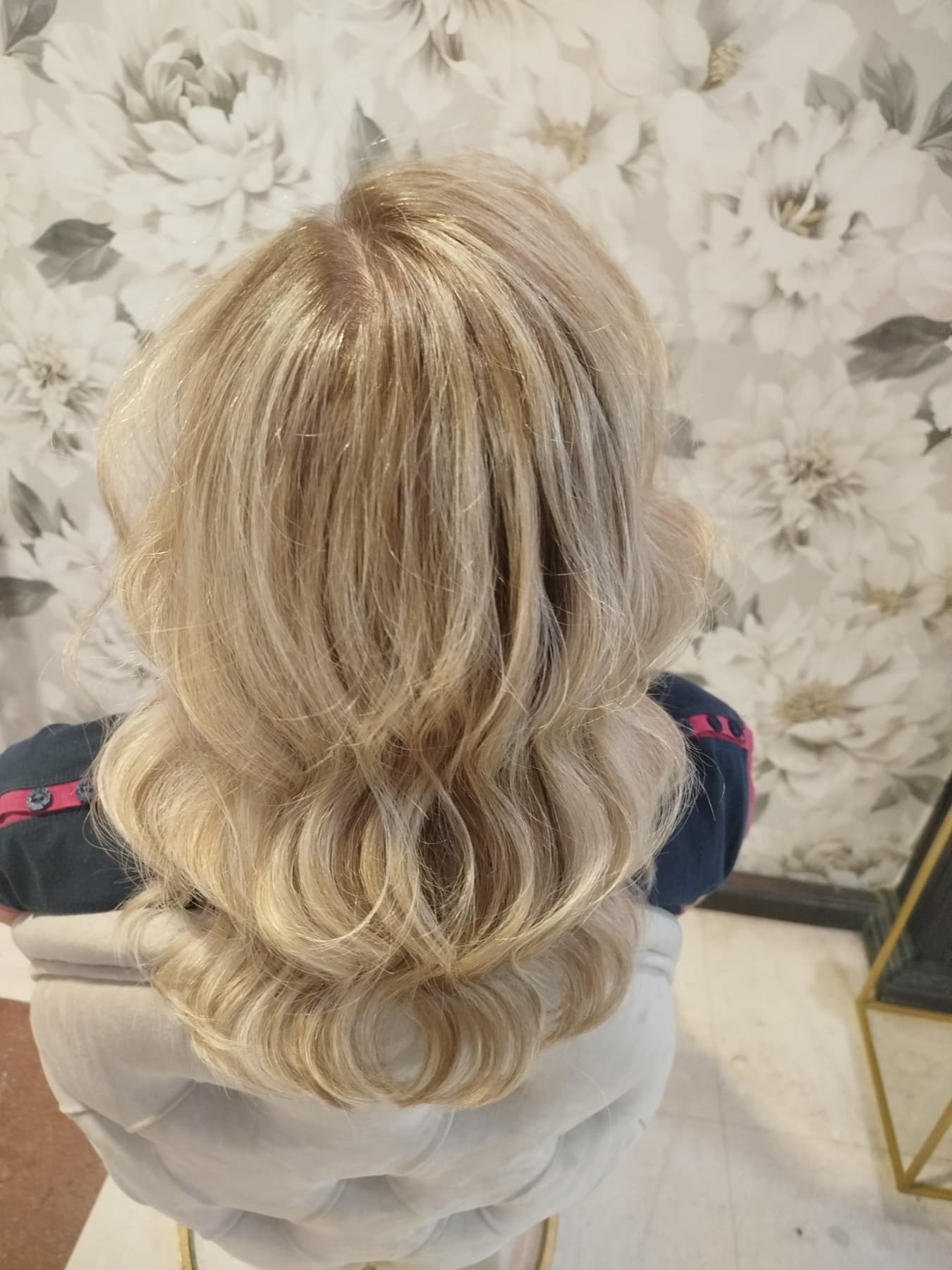 Voluminozne kovrdže na plavoj kosi — Hair Salon Legend Obrenovac