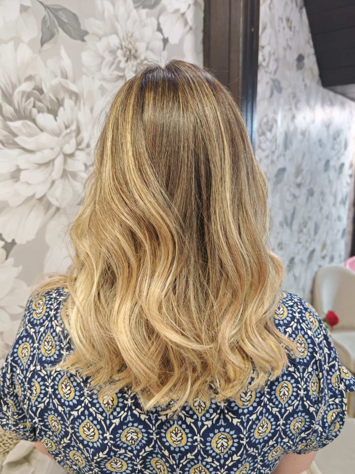 Balayage kolor na talasastoj plavoj kosi — Hair Salon Legend Obrenovac
