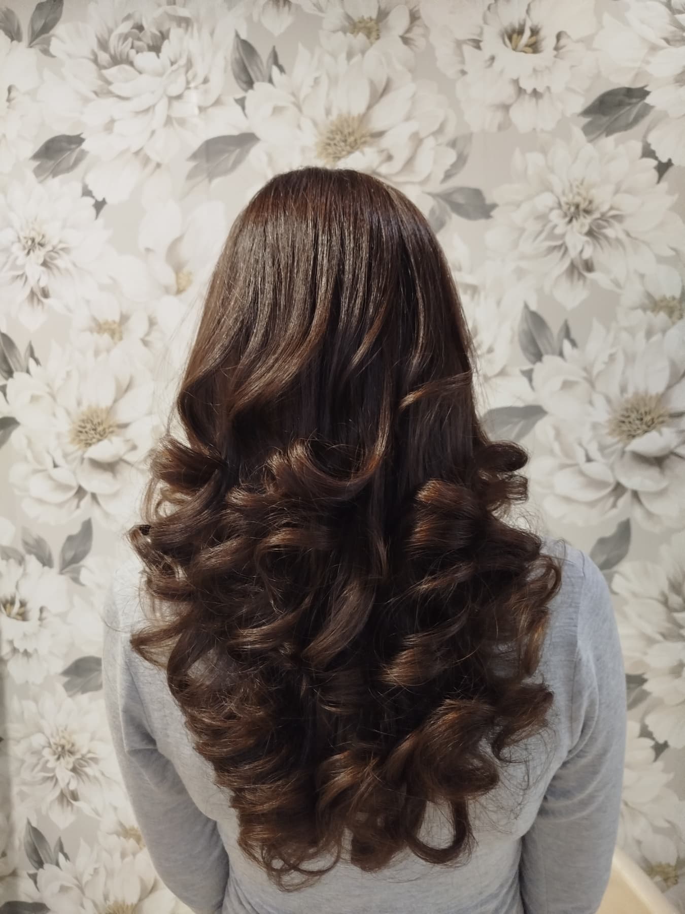 Voluminozne kovrdže na tamnoj kosi — Hair Salon Legend Obrenovac