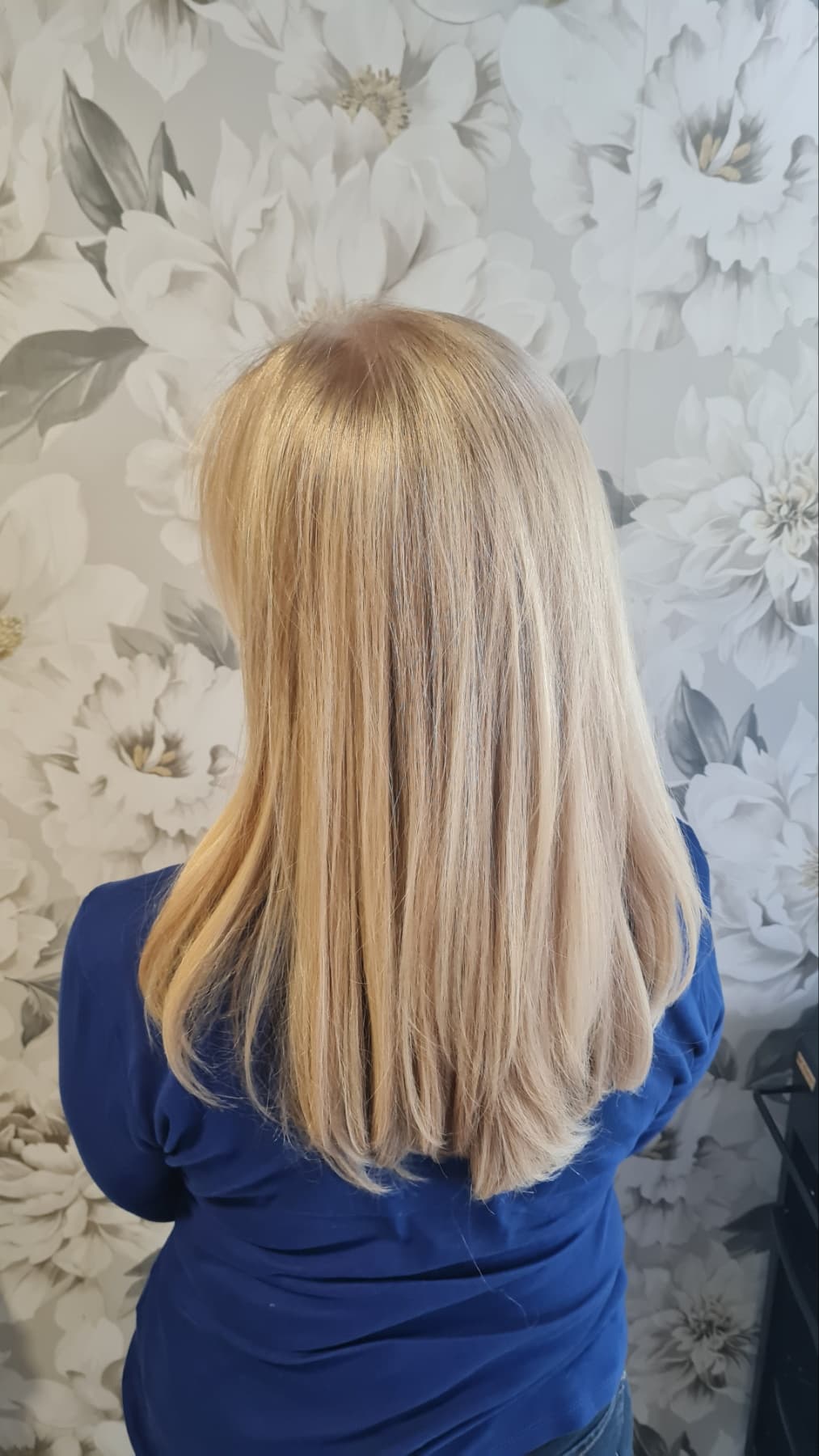 Glatka i sjajna plava kosa — Hair Salon Legend Obrenovac