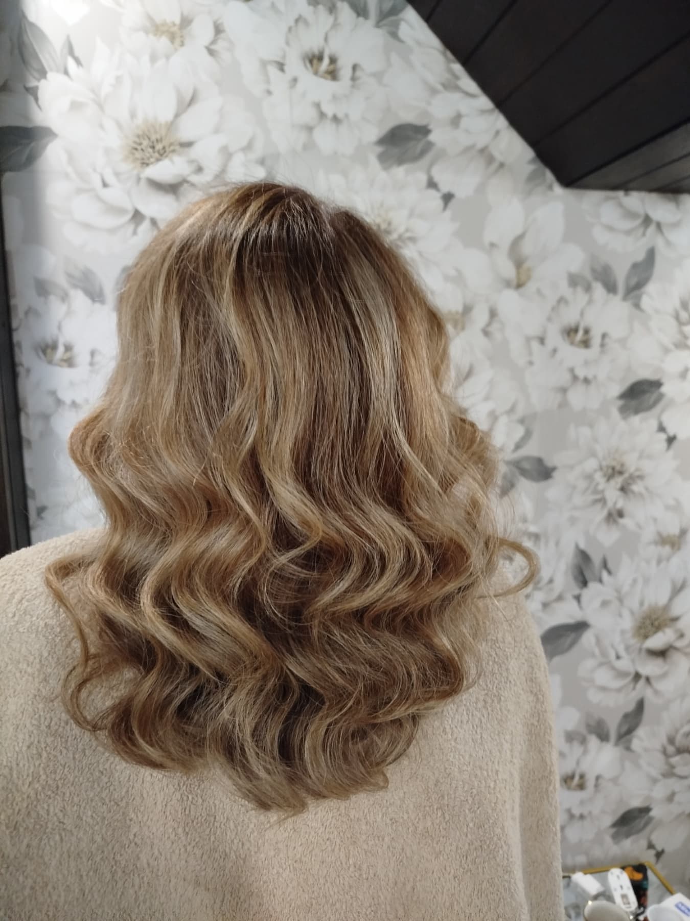 Meki talasi na plavoj kosi — Hair Salon Legend Obrenovac